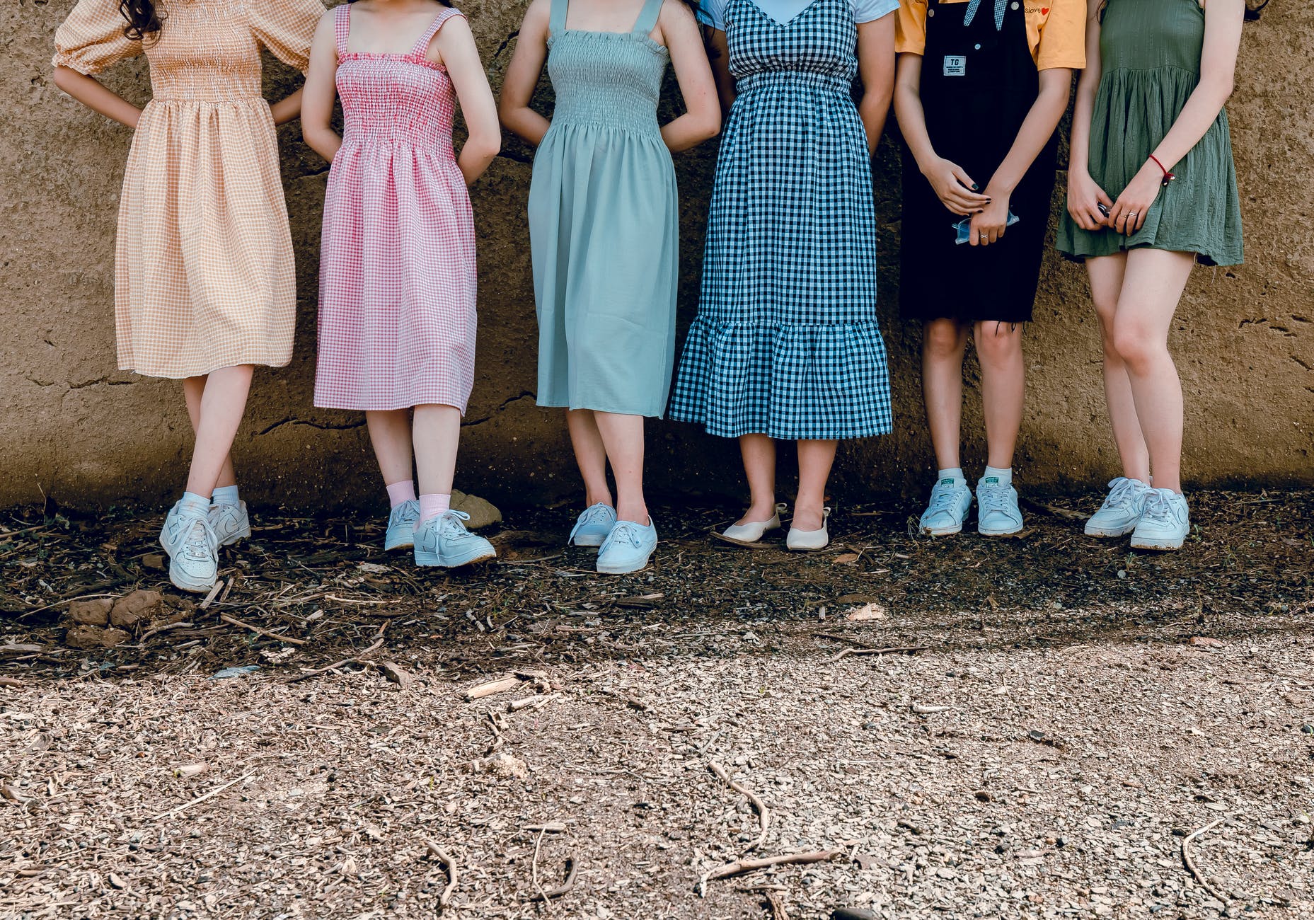 women standing wall
セブンシスターズ 6人姉妹